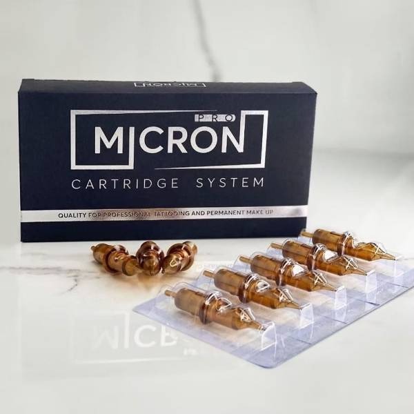 Les cartouches 30/1RL Micron Pro sont spécialement conçues pour les professionnels du maquillage permanent et de la dermopigmentation, offrant une précision exceptionnelle pour des tracés nets et détaillés. Ce lot de 20 aiguilles garantit une qualité de travail optimale, avec un contrôle précis du débit de pigment pour un résultat impeccable et naturel.  Grâce à leur conception de haute qualité, ces cartouches permettent une application fluide et homogène, idéale pour les contours des sourcils, les tracés fins de l’eyeliner ou encore les retouches sur les lèvres. Leur système de membrane de sécurité empêche tout reflux de pigment, garantissant une hygiène irréprochable et protégeant votre matériel de contamination.  Légères et ergonomiques, elles assurent un confort maximal à l’artiste, réduisant la fatigue lors des séances longues et exigeantes. Leur compatibilité avec la majorité des dermographes professionnels en fait un choix incontournable pour les experts en maquillage permanent souhaitant allier précision et sécurité.  Disponibles dès maintenant sur Pigments & Co, les cartouches 30/1RL Micron Pro sont l’outil parfait pour des prestations de dermopigmentation haute précision. Commandez votre lot de 20 dès aujourd’hui et offrez à vos clientes un rendu impeccable et durable.