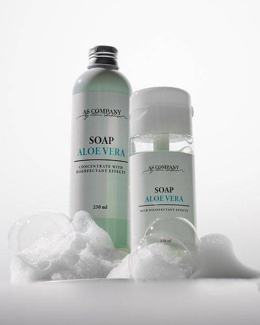 Le Savon Liquide Concentré à l’Aloe Vera (250 ml) est spécialement conçu pour un nettoyage efficace et doux après une séance de maquillage permanent, de tatouage ou de dermopigmentation. Grâce à sa formule enrichie en aloe vera, il élimine les impuretés et résidus de pigments tout en apaisant la peau et en favorisant une cicatrisation optimale.  Ce savon concentré est un excellent choix pour les professionnels cherchant un produit adapté aux peaux sensibles. Son action nettoyante permet d’éliminer efficacement les excès de pigments sans provoquer d’irritation ni d’agression cutanée. L’aloe vera, reconnu pour ses propriétés hydratantes et réparatrices, aide à calmer les rougeurs et à maintenir une peau souple et protégée après une intervention.  Utilisé au quotidien ou après une procédure, il respecte l’équilibre naturel de la peau et garantit une hygiène optimale. Sa texture fluide et concentrée en fait un produit économique et pratique, adapté aux besoins des dermographes et des tatoueurs.  Disponible dès maintenant sur Pigments & Co, ce savon est idéal pour accompagner vos prestations professionnelles tout en assurant un confort maximal à vos clients.